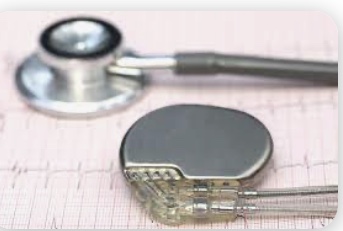 Visita cardiologica con ECG e controllo pacemaker a Genova Cardiologo a Genova durante visita con ECG e controllo pacemaker